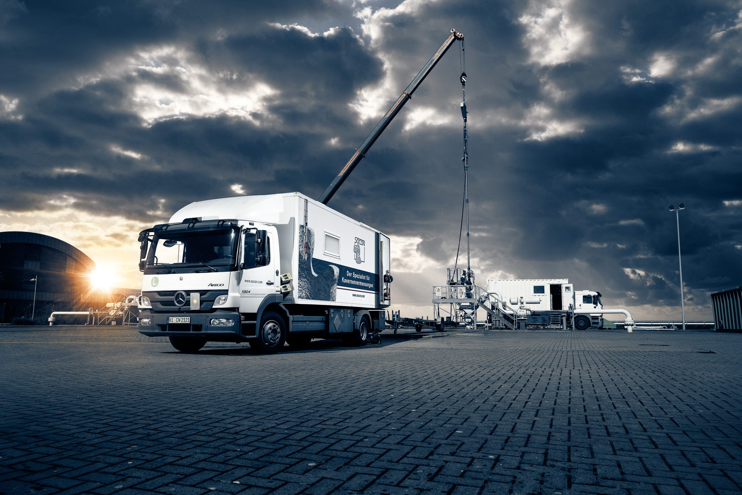 Composing: SOCON-Messwagen unter dramatischem Gewitterhimmel