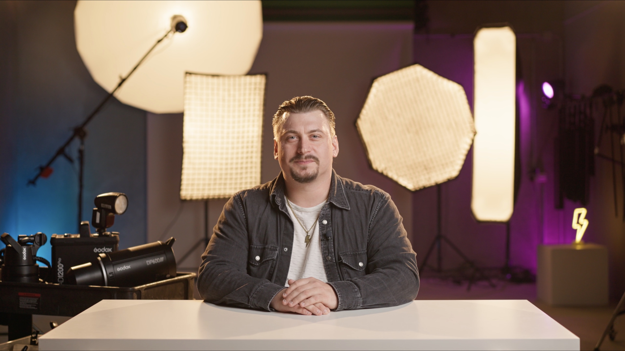 Babis Papadopoulos von GEFLASHT Medien im Studio zwischen Softboxen und Blitzgeräten