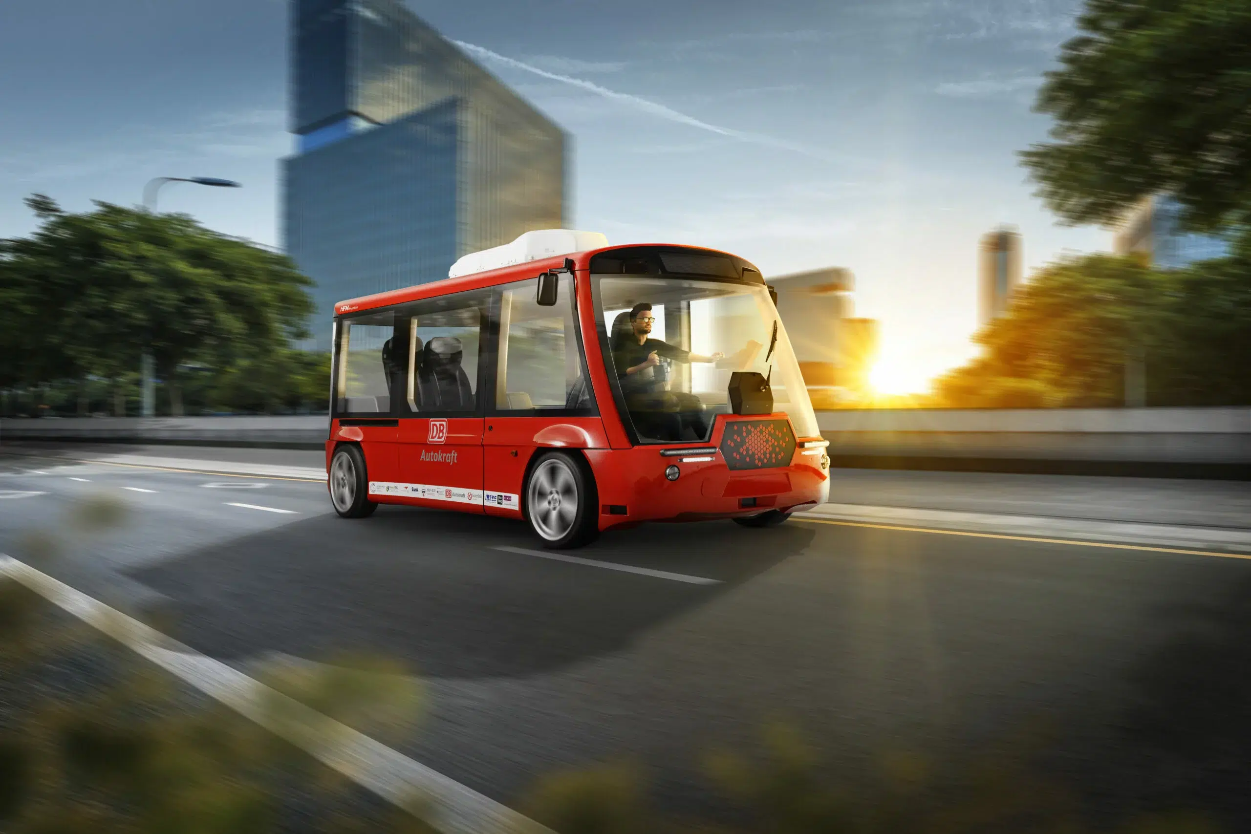 Busbee Shuttle Composing Straße Autonomer Shuttle Busbee im Composing auf einer Straße bei Gegenlicht