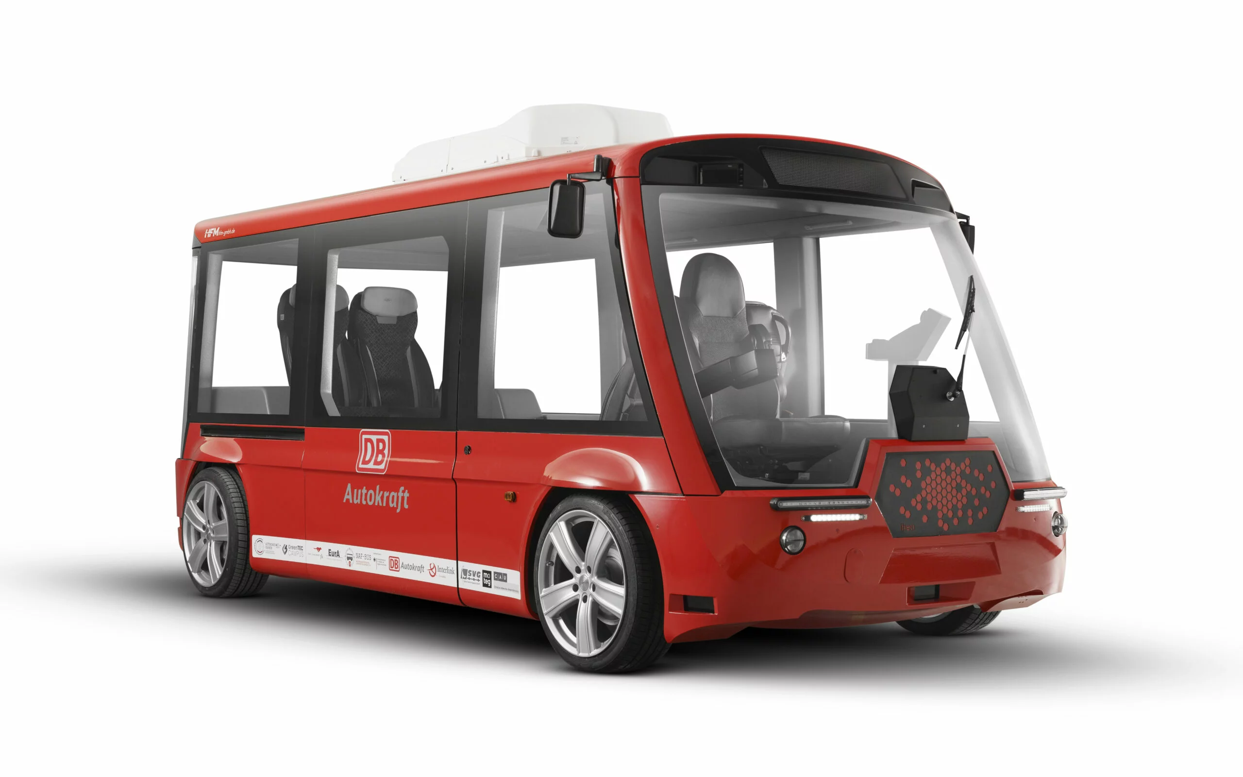 Autonomer Shuttle Busbee als Freisteller auf Weiß