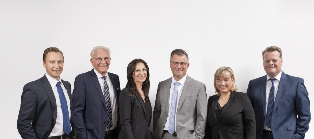 Team von Kanzlei 34 Rechtsanwälte und Notar in Hannover, Teamfoto vor hellem Hintergrund