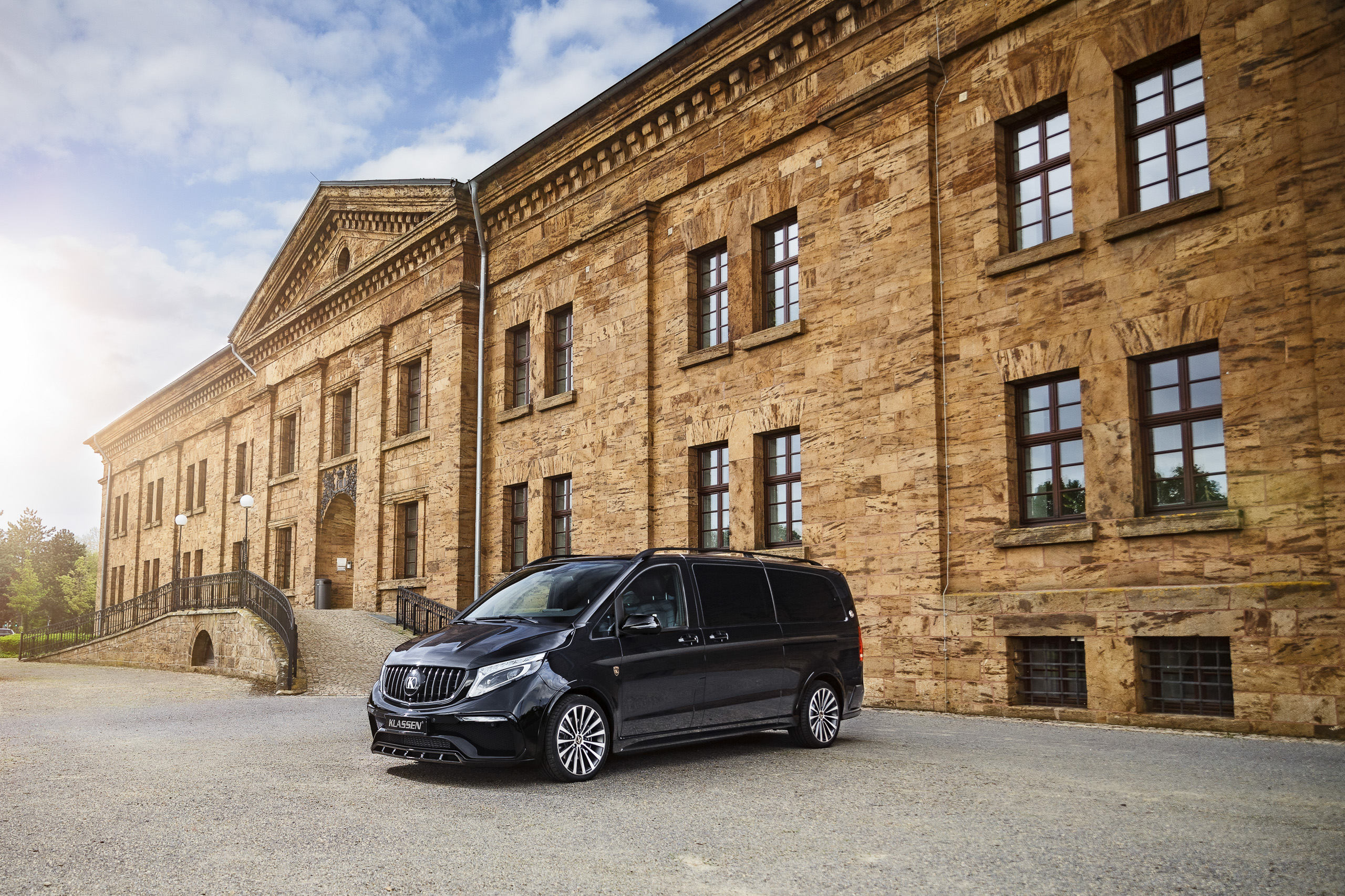 Veredelte Mercedes-Benz V-Klasse von KLASSEN Automobile vor einem historischen Sandsteingebäude