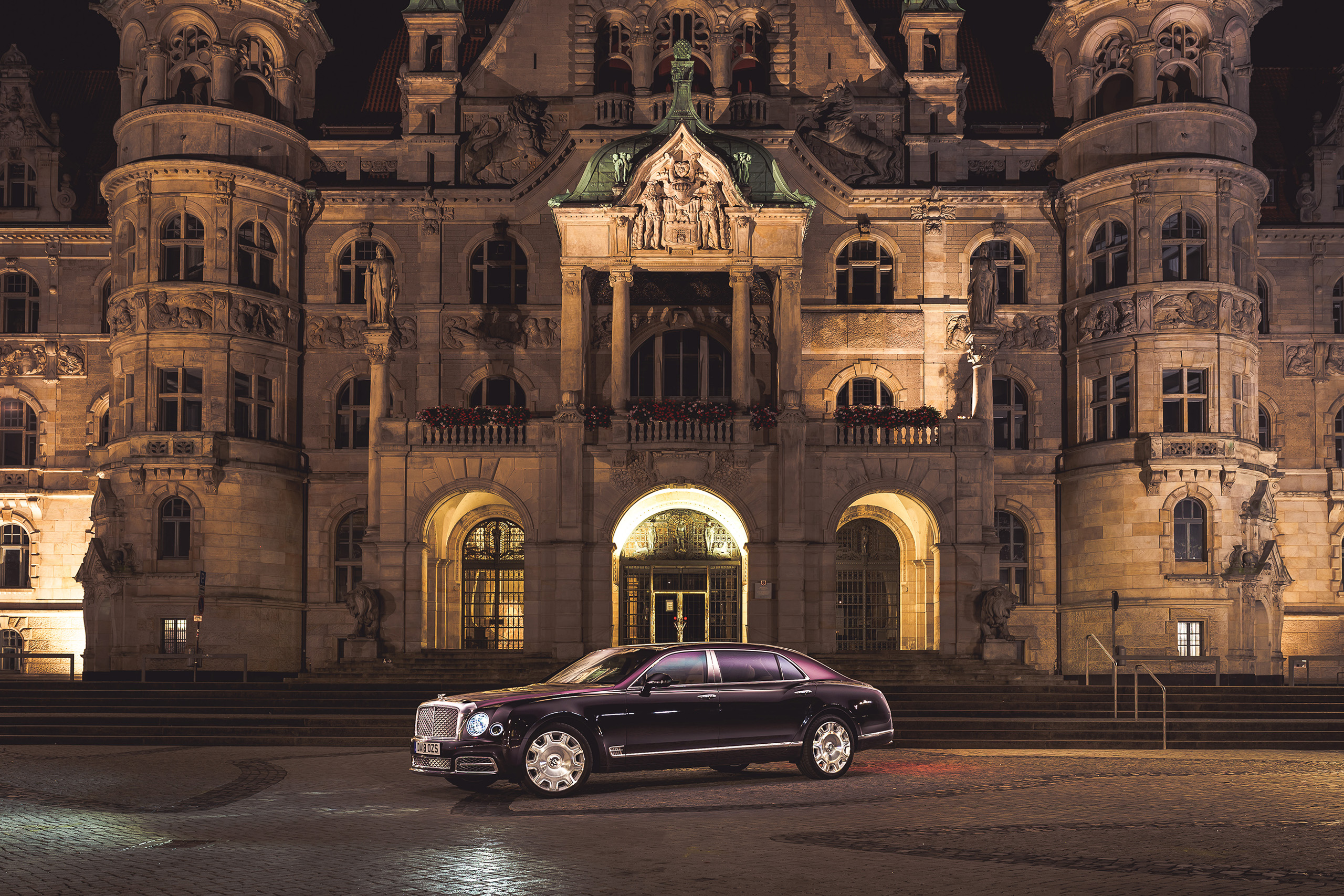 Bentley Mulsanne vor dem Neuen Rathaus Hannover bei Nacht, mit Blitzlicht inszeniert, freie Arbeit