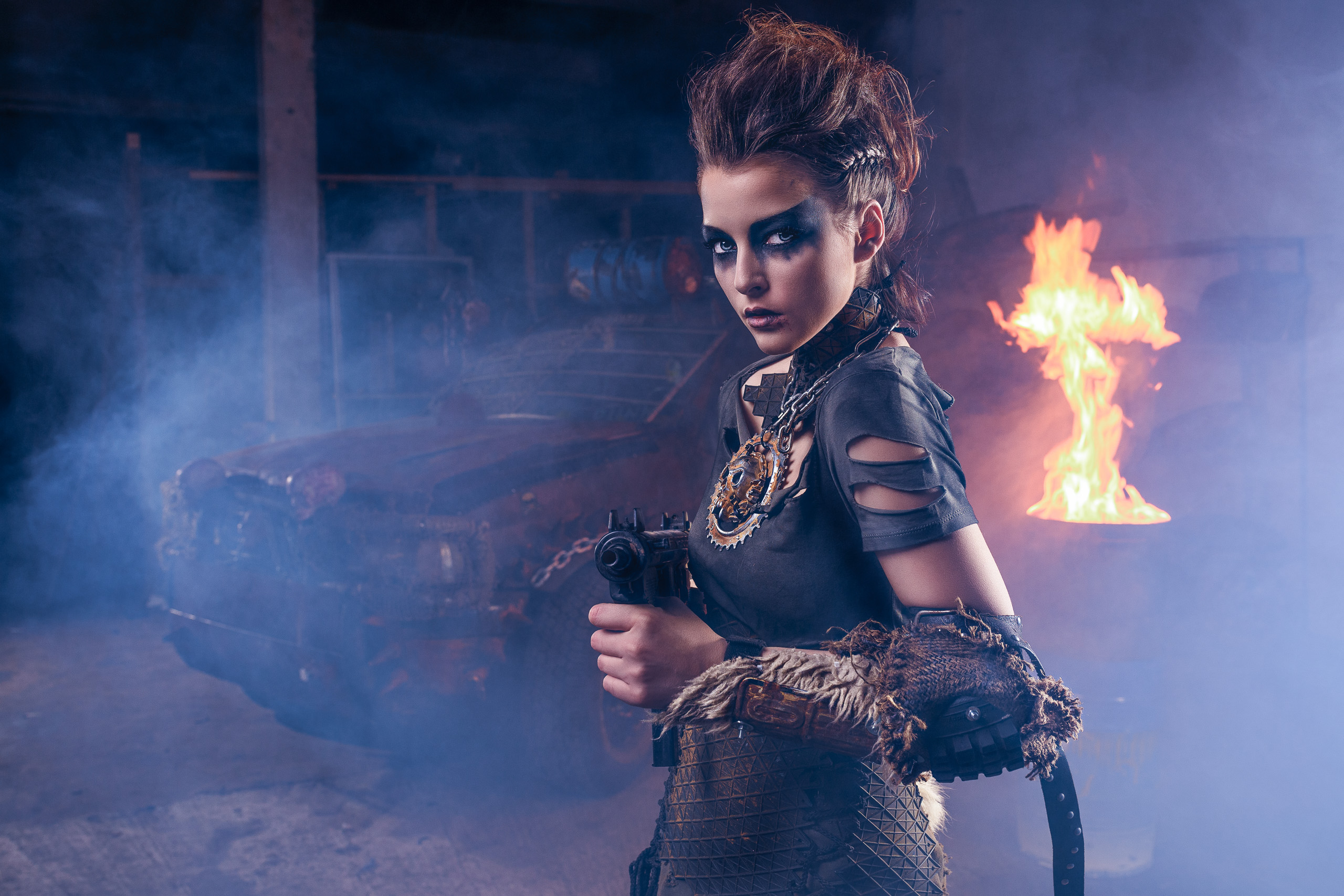 Frau im Endzeit-Look vor Rauch und Feuer, Kampagnenlook, freie Arbeit