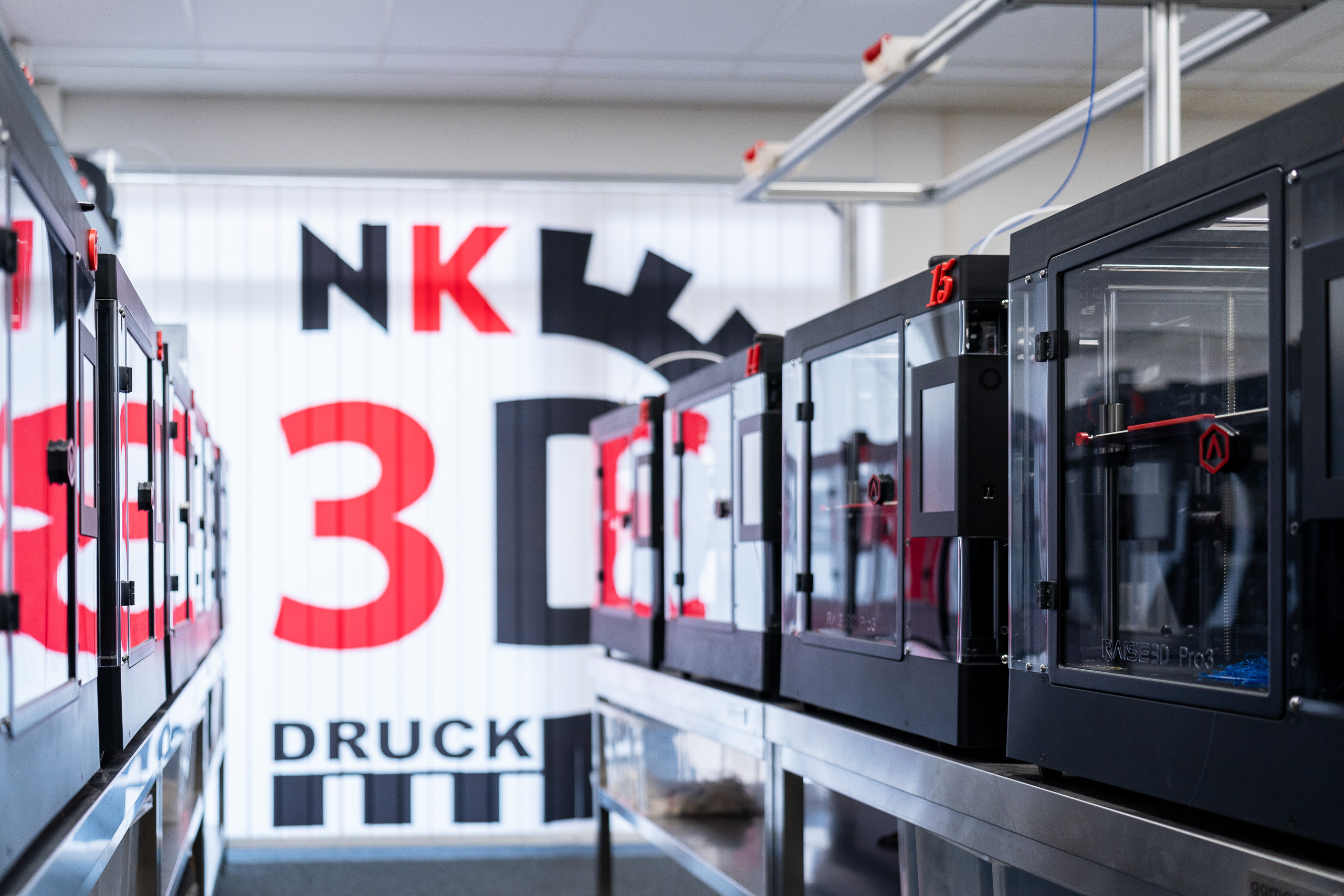 Industriefotografie: 3D-Druck-Halle der NK Kunststofftechnik in Hildesheim mit Druckern in Reihe