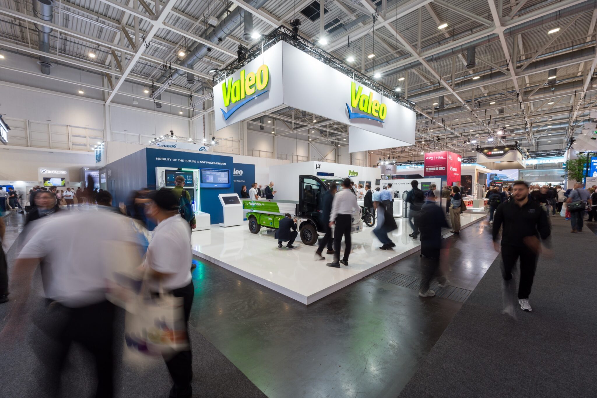 Messestand von Valeo auf der IAA Transportation mit Besuchern in Bewegung