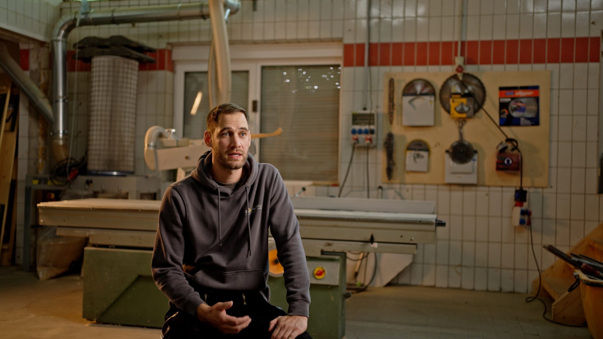Geschäftsführer von Hannover Nord Bau im Recruiting-Interview in der eigenen Halle, Standbild aus dem Recruitingvideo